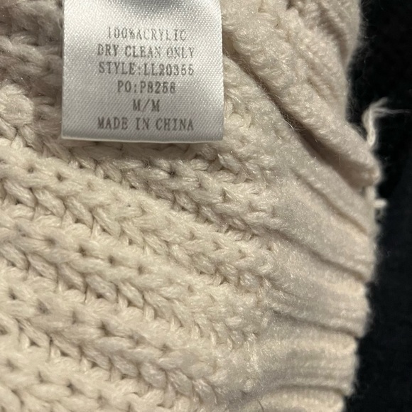 Main Strip Cold Shoulder Oversized Knit Sweater Women’s Size Medium Tunic - Picture 7 of 7